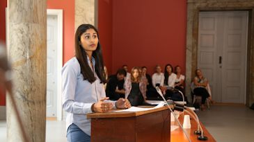 Sommerskoledeltager forelægger sagen for dommerne