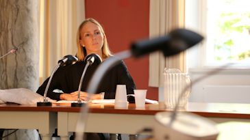 Deltager afhører et vidne
