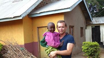 anklager danni richter sammen med barn i tanzania