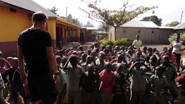 morgensang foran børnehjem i tanzania