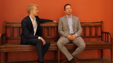 To deltagere på sommerskolen gør sig klar til retten