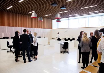 Sommerskoledeltagerne i retslokalet i Retten på Frederiksberg