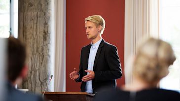 En deltager er i gang med sin procedure