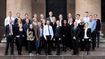 Alle deltagerne samlet foran byretten, inden de skal ind og procedere